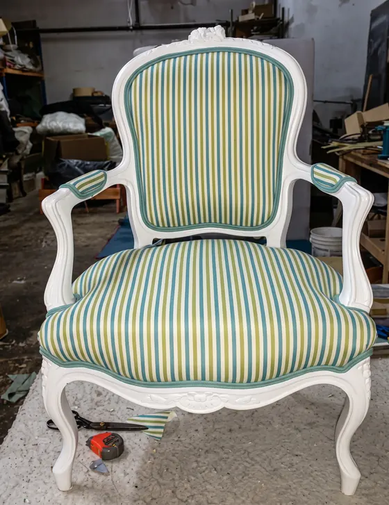 Silla estilo Luis XV lacada en blanco con tela de rayas verdes y doradas