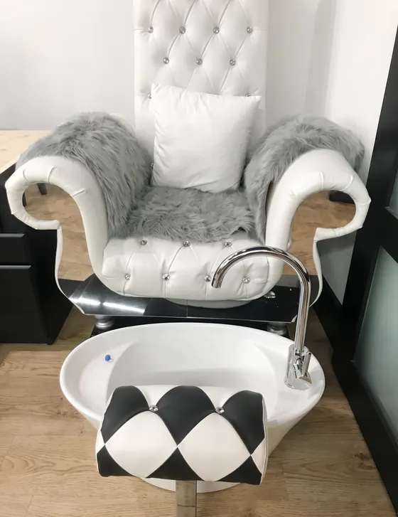 Sillón de pedicura tapizado en blanco capitoneado con cristales