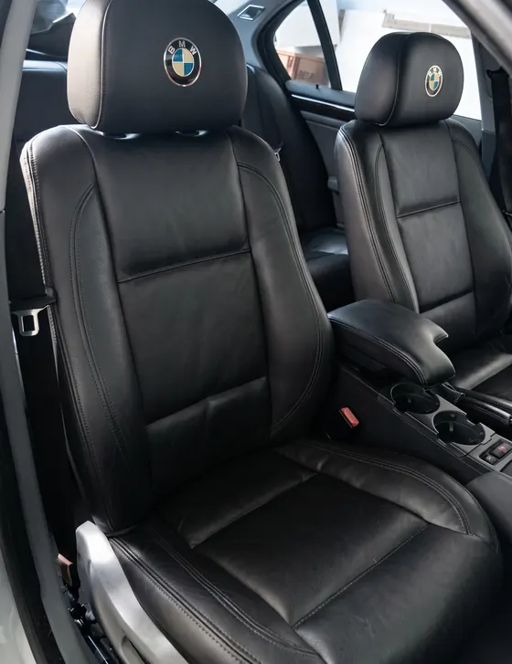 Asientos delanteros de BMW tapizados en piel negra
