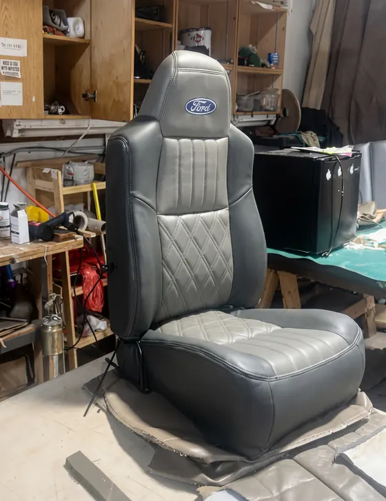Asiento de truck Ford retapizado en gris con costura diamante
