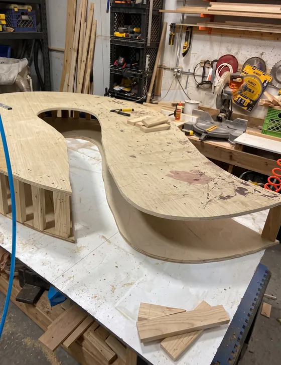 Estructura de madera de un sofá curvo en el taller, antes de tapizar