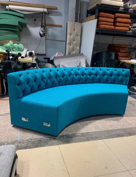 Banqueta curva capitoneada en azul turquesa terminada