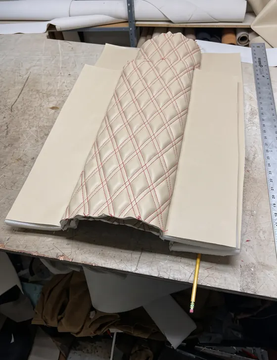 Tapizado con costura diamante en proceso sobre la mesa de corte