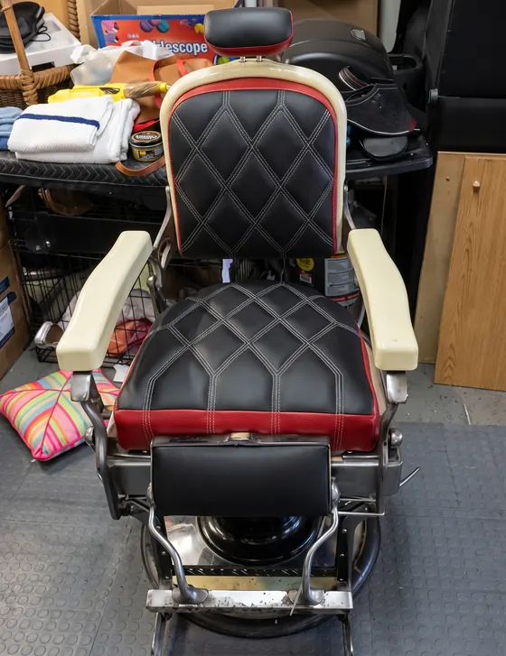 Silla de barbero clásica en negro con costura diamante y detalles crema