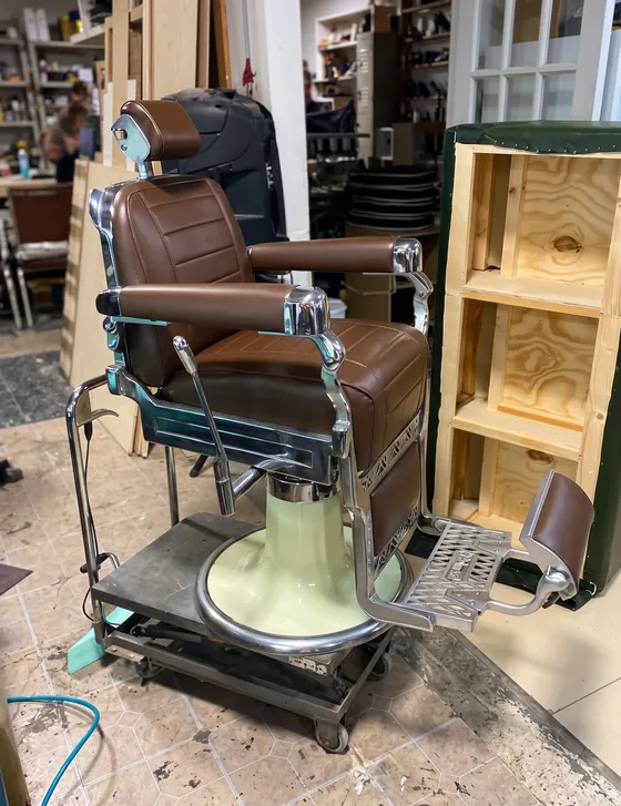 Silla de barbero vintage con base verde retapizada en café