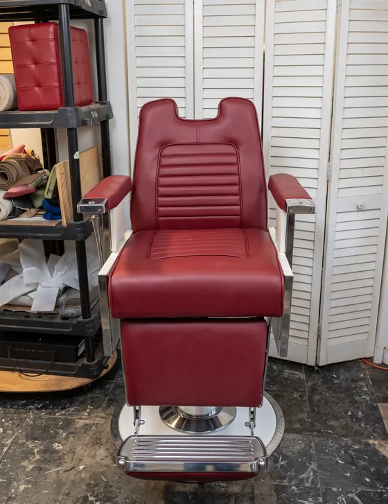 Silla de barbero retapizada en vinil rojo vino con respaldo acanalado