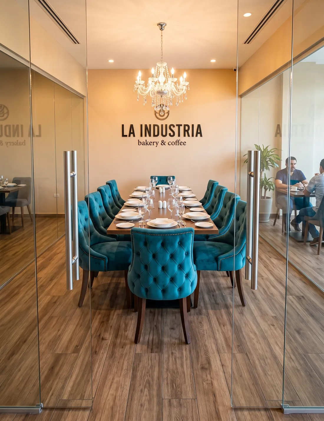 Salón privado de restaurante con sillas capitoneadas en terciopelo verde azulado
