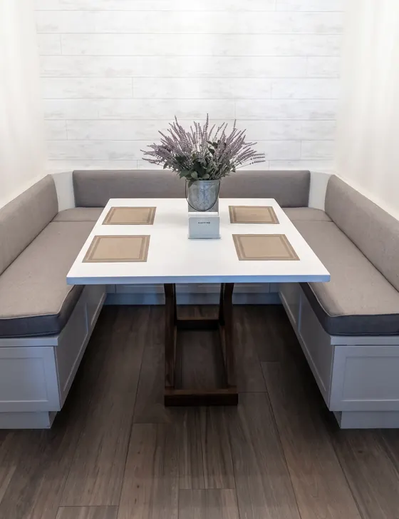 Booth en forma de U tapizado en gris para restaurante