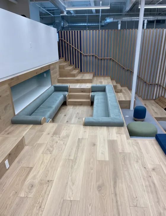 Asientos modulares tapizados en azul grisáceo para un área de oficina