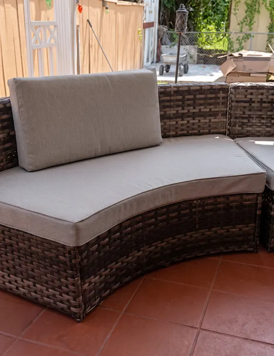 Juego de patio de mimbre con cojines impermeables grises nuevos, vista lateral izquierda
