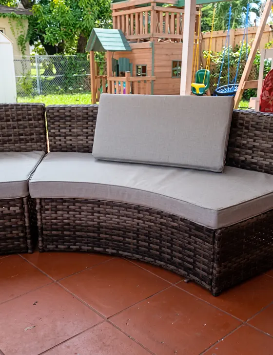 Juego de patio de mimbre con cojines impermeables grises nuevos, vista lateral derecha