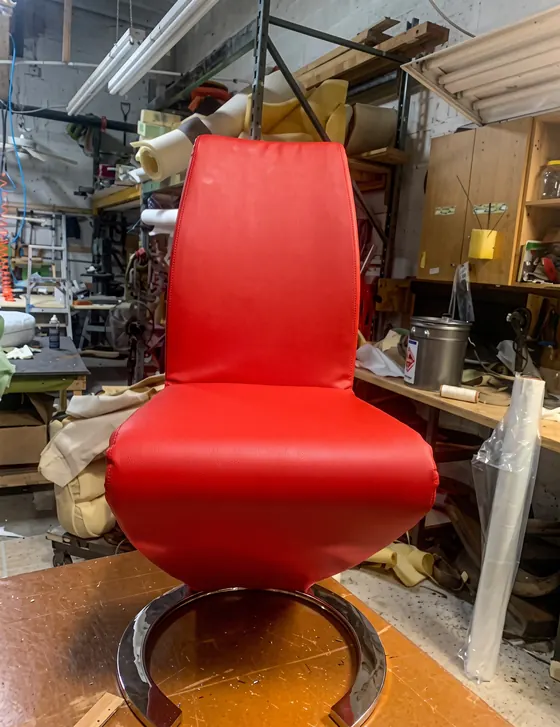 Silla de diseño en zigzag tapizada en vinil rojo