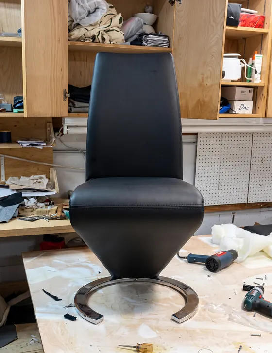 Silla de diseño en zigzag tapizada en vinil negro