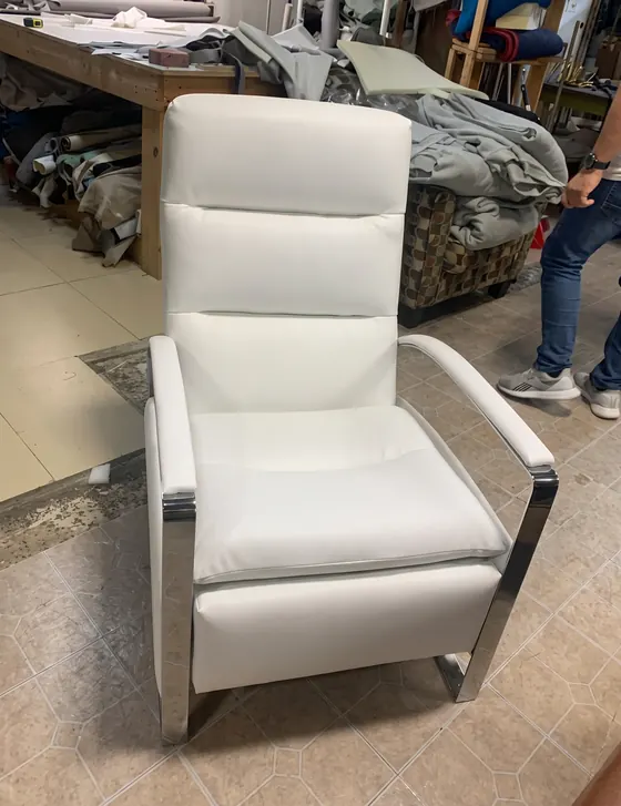 Sillón reclinable moderno tapizado en piel blanca