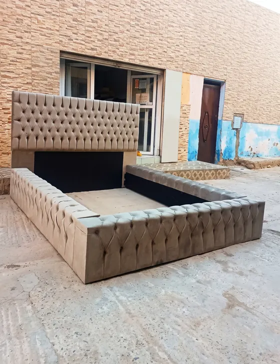 Cama king con cabecera y base capitoneadas en tela gris topo